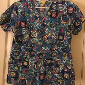 Wonder wink scrub top